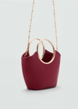 Bolso negro con efecto piel, forro interior, asa de mano, doble asa corta, asa larga extraíble, detalle metálico y cierre de imán interior.