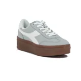 Championes urbanos Diadora modelo Bamplat para mujer, color gris claro con detalles en blanco y cordones blancos. Poseen una plataforma gruesa de goma color marrón.