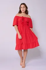 Vestido corto blanco con escote bardot, cintura fruncida y falda escalonada con vuelo.