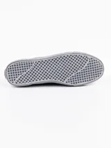 Zapatillas urbanas El Ganso modelo Squash Garment Dyed, color azul con detalles en ante en la puntera y logo bordado en rojo. Su lavado especial le da un aspecto único y vintage.