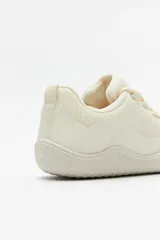 Zapatillas barefoot color celeste con interior amarillo y suela blanca.