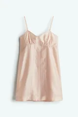 Vestido mini color rosa pálido de tejido transparente de mezcla de lyocell con escote corazón, breteles finos ajustables y cierre oculto con cierre de corchete en la espalda. Frunces bajo el busto y franjas verticales tono sobre tono.