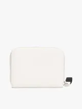 Billetera Tommy Jeans color blanco, con cierre de cremallera, dos compartimentos principales, bolsillo interior con cremallera, múltiples ranuras interiores para tarjetas e insignia de Tommy en la parte delantera.