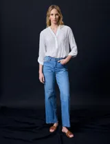 Jean de tiro alto, marca Royalty, color azul. Pretina con pasadores, botón y cierre. Delantera y trasera con bolsillos. Costura lateral asimétrica. Fit Wide Leg.