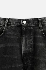 Pantalón relaxed fit confeccionado en denim de algodón celeste con efecto lavado. Cuenta con bolsillos frontales, traseros de plastrón y bolsillos multifunción en las perneras. El bajo es ajustable con trabilla. Cierre frontal con cremallera y botón.