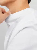 Camiseta blanca de manga corta y cuello redondo con estampado pequeño en el pecho.