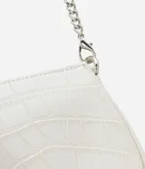 Cartera baguette color blanco con textura croco, asa corta de cadena plateada y cierre de cremallera.