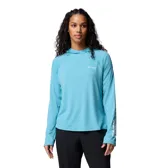 Remera de manga larga celeste con capucha, de tejido transpirable con protección solar UPF 40 y tecnología Omni-Wick de secado rápido. Tiene orificios para los pulgares en los puños y logo de Columbia en el pecho y en la manga.
