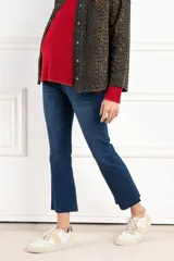 Pantalón de jean azul de corte flare, tiro medio y pretina maternal elástica.