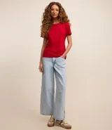 Blusa básica de algodón color tostado, de manga corta con dobladillo y nudo frontal.