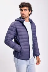 Campera azul capitoneada con capucha y cierre frontal.