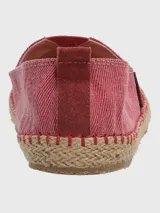 Alpargata Hush Puppies color bordó, con capellada de algodón, forro de algodón y poliéster, ajuste elástico y suela de goma.