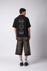 Camisa negra de lino con cuello clásico, manga corta y cierre frontal con botones.