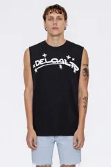 Musculosa negra de corte sin mangas, con cuello redondo y estampado frontal en blanco con la palabra "DELOAL" estilizada con estrellas y cruces.