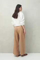 Pantalón baggy color beige de algodón con cintura elastizada.