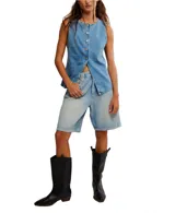 Chaleco denim celeste con botones al frente y sin mangas.