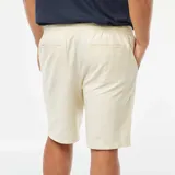 Bermudas color crema con cintura elástica y cordón ajustable.