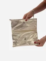 Sobre de fiesta negro charolado con cierre de solapa imantada y tira de cuero para sujetar a la muñeca.