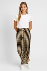 Pantalón de poliéster a rayas horizontales color beige y marrón, de calce holgado y tiro medio, con cintura elástica ajustable con cordón.