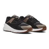 Zapatillas Under Armour Forge 96 Reissue, inspiradas en el año 1996, con capellada de cuero y malla, entresuela de EVA y suela de goma. Diseño en negro, gris y marrón con detalles en blanco.