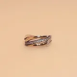 Anillo de plata y oro con circonias engarzadas.