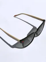 Lentes de sol Osten modelo Bali, con montura cuadrada negra y patillas color beige. Cuentan con protección UV 400 y tecnología polarizada.