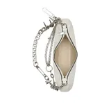 Bolso de hombro blanco de cuero, con correa de cadena plateada adornada con charms de estrellas.