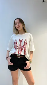 Remera blanca de algodón de corte oversize con estampado de tres peces rojos.