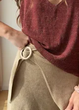 Minifalda cruzada color beige de tejido de punto con hebilla de madera. Tejido con hilado italiano de alta calidad con lurex y viscosa.