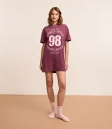 Camisón estilo remera color borgoña con estampa frontal "Sporty Spice 98", cuello redondo y mangas cortas.