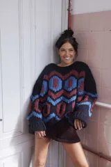 Sweater tejido a crochet a mano, 100% en lana, de calce holgado con cuello a la base y puños. Talle único similar a un M/L. Diseño con motivos geométricos en negro, azul y bordó.