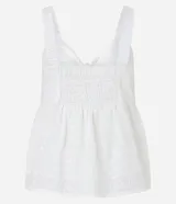 Blusa blanca sin mangas confeccionada en laise con escote corazón, lazo en el busto, tirantes medianos con elásticos, lastex en la espalda y bordados.