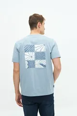Remera blanca de algodón con estampado de recuadros con motivos botánicos en tonos grises y beige en la espalda.