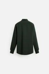 Camisa de vestir verde oscuro, corte slim fit, con cuello italiano, mangas largas con puños abotonados y cierre frontal con botones.