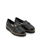 Mocasín de cuero negro con detalle de hebilla dorada y suela track.