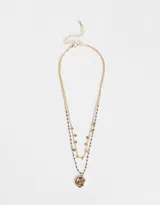 Collar corto dorado de doble cadena, una con cuentas esmaltadas azules y otra con dijes circulares. Incluye dije de caracol dorado.