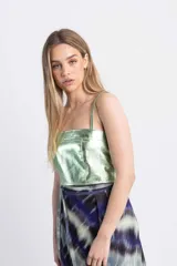 Top de cuero rojo con breteles finos, corte recto y cierre trasero tipo corset.