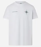 Remera blanca de algodón con corte clásico, cuello redondo y mangas cortas. Presenta estampado frontal con una brújula, un mapa y la inscripción "Sun Route Sailboat".