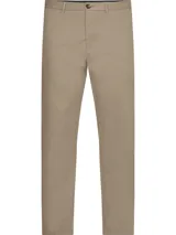 Pantalón chino de sarga color beige, corte regular, con cierre de cremallera y botón.