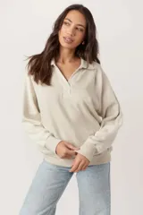 Pullover de tejido liso con mangas de fleece suave, cuello camisero con escote en V y abertura, puños y bajo acanalados.