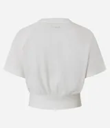 Blusa cropped de algodón color blanco, con cuello redondo, manga corta y estampa lettering "Oakland California 1995" en el frente.