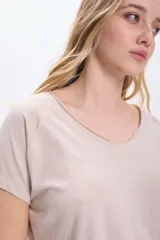 Camiseta beige de manga corta con escote en V.