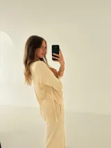 Remerón blanco de manga larga confeccionado en morley y viscosa.