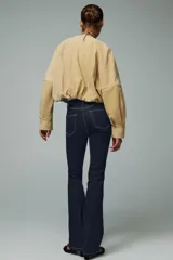 Pantalón de jean azul oscuro, de corte bootcut, tiro alto y cinco bolsillos.