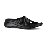 Sandalias Skechers GOwalk Arch Fit Serene de mujer, color negro con tiras cruzadas de malla suave con paneles transpirables Breeze-Tech™. Cuentan con plantilla Arch Fit contorneada, amortiguación ULTRA GO ligera y tecnología Comfort Pillar de alto rebote.