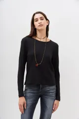 Remera cruda de algodón flame, corte ajustado y mangas largas.
