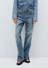 Pantalón de jean celeste de corte recto con aberturas en el bajo.