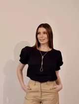 Blusa negra de lino con mangas abullonadas y puños elásticos.