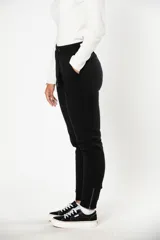 Pantalón de jogging negro con cintura ajustable con cordón y puños elásticos.