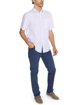 Camisa de manga corta blanca con textura multicolor, confeccionada en lino orgánico y tencel. Tiene bolsillo en el pecho con botón.